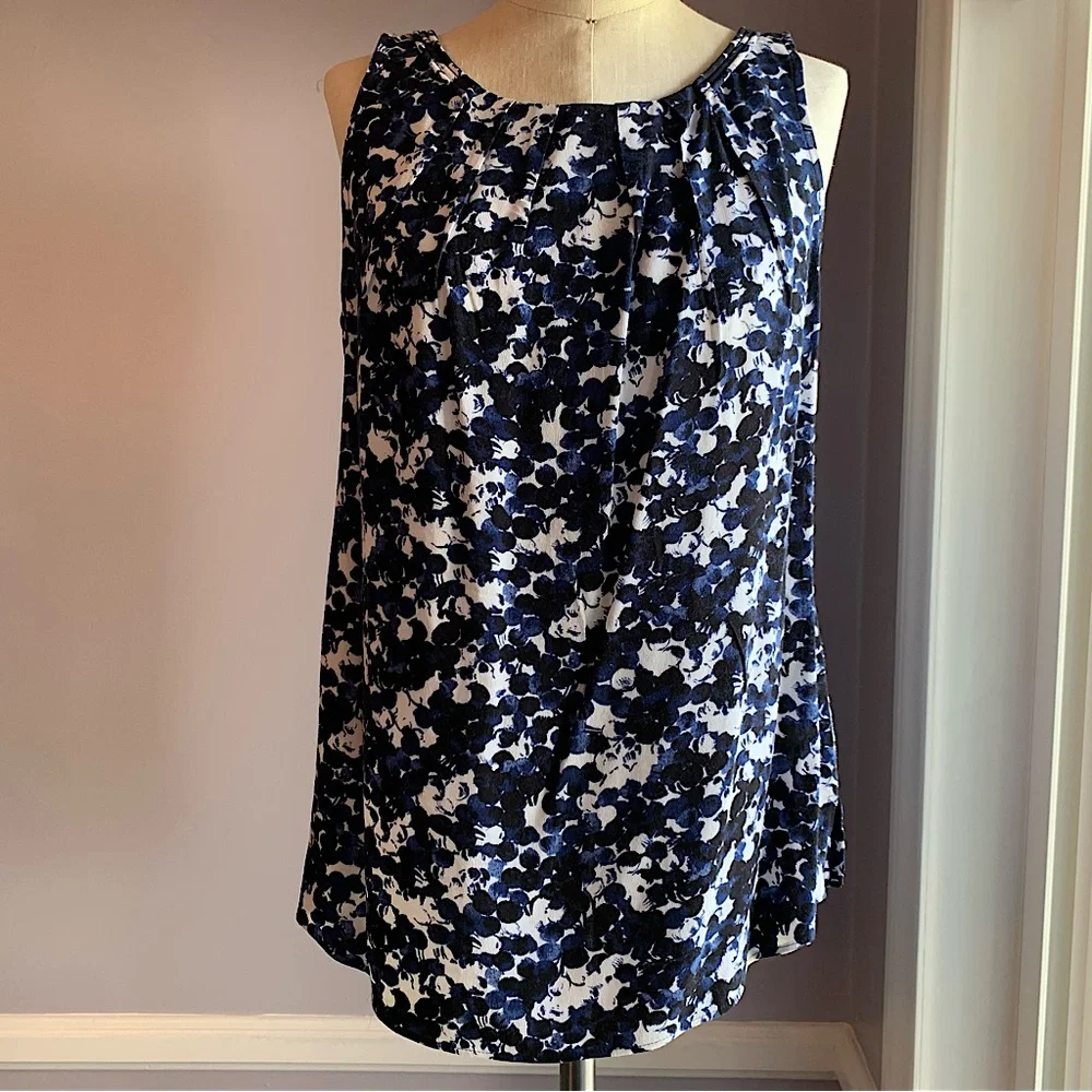 White House Black Market pleat neck sleeveless shell modern polka dot Size Small